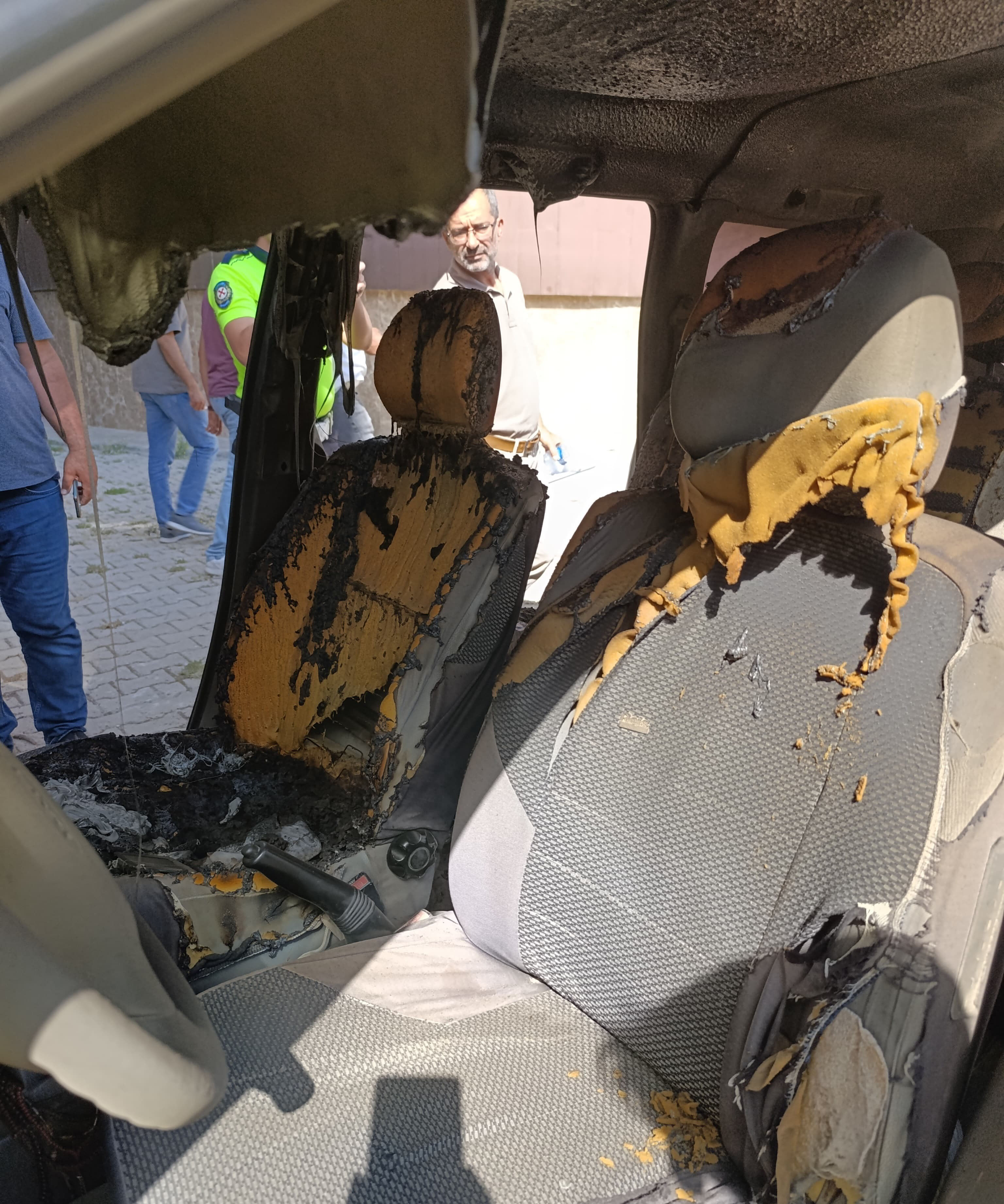 Arabada unutulan cep telefonu sıcaktan patladı, otomobilde yangın çıktı - 2. Resim