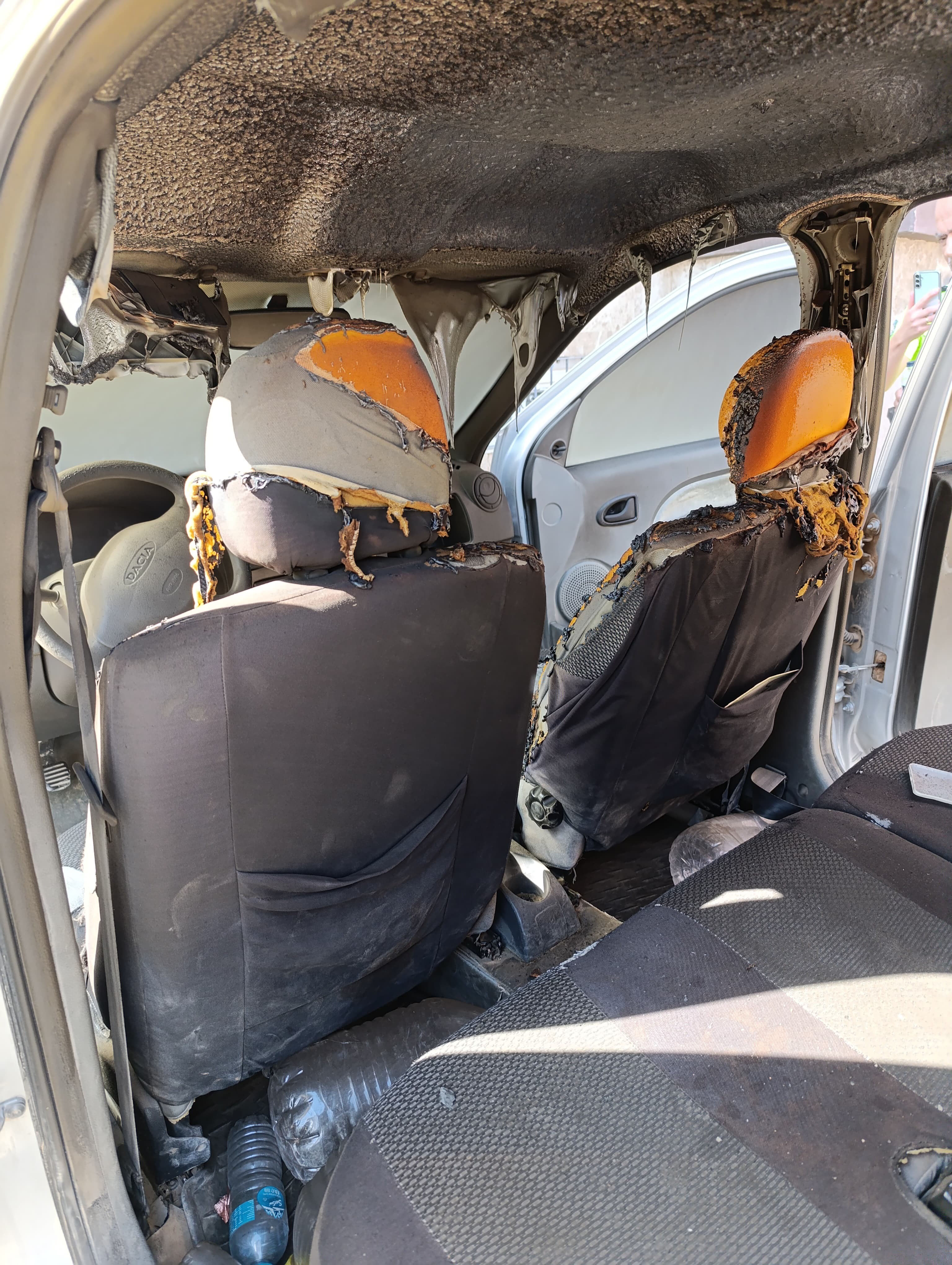 Arabada unutulan cep telefonu sıcaktan patladı, otomobilde yangın çıktı - 3. Resim