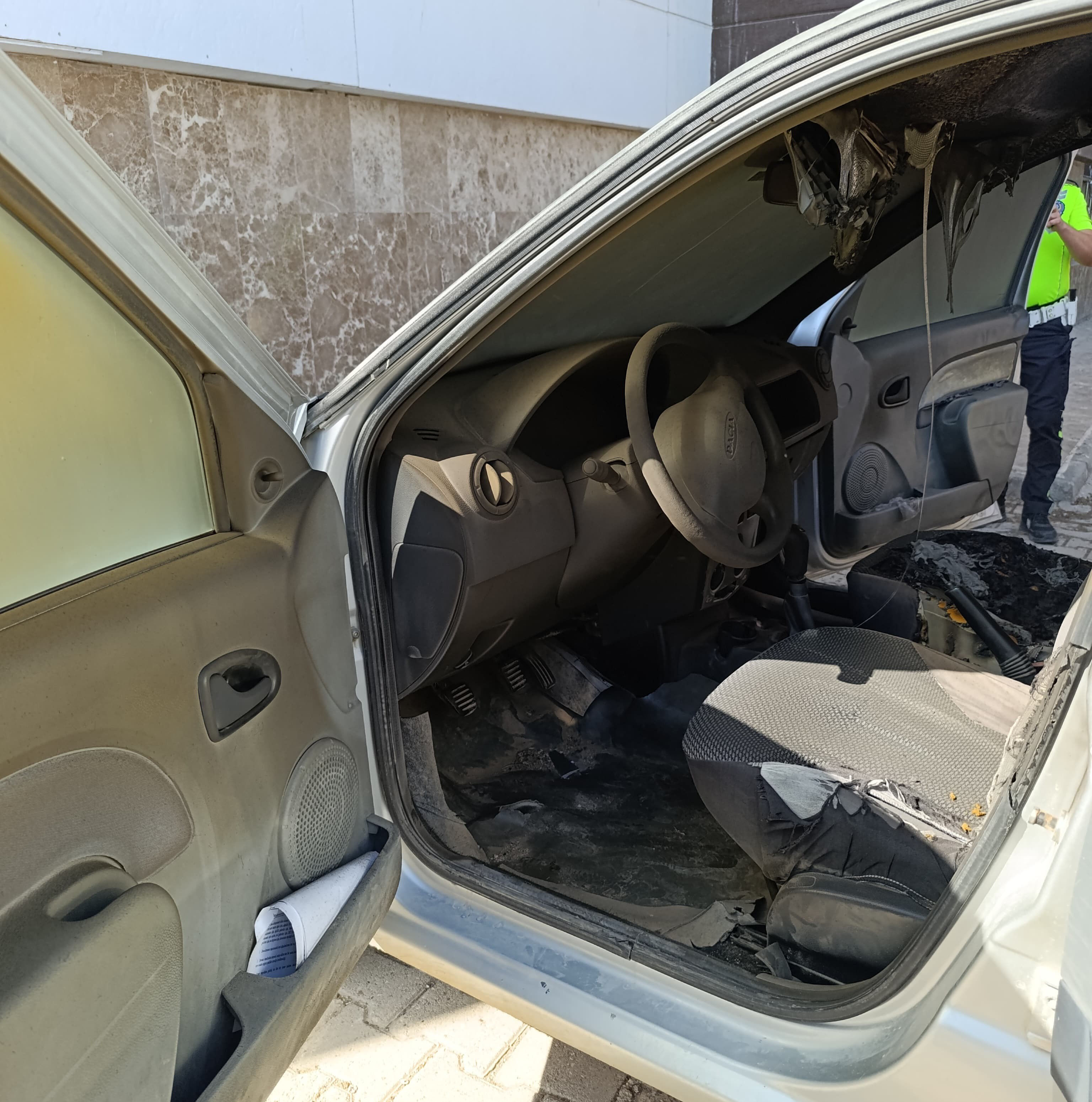 Arabada unutulan cep telefonu sıcaktan patladı, otomobilde yangın çıktı - 1. Resim