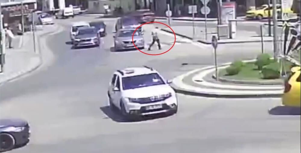 Aracın çarpmasıyla savruldu, yoluna devam etti! Herkesi şaşkına çeviren kaza kamerada - 3. Resim