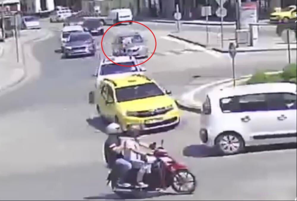 Aracın çarpmasıyla savruldu, yoluna devam etti! Herkesi şaşkına çeviren kaza kamerada - 2. Resim