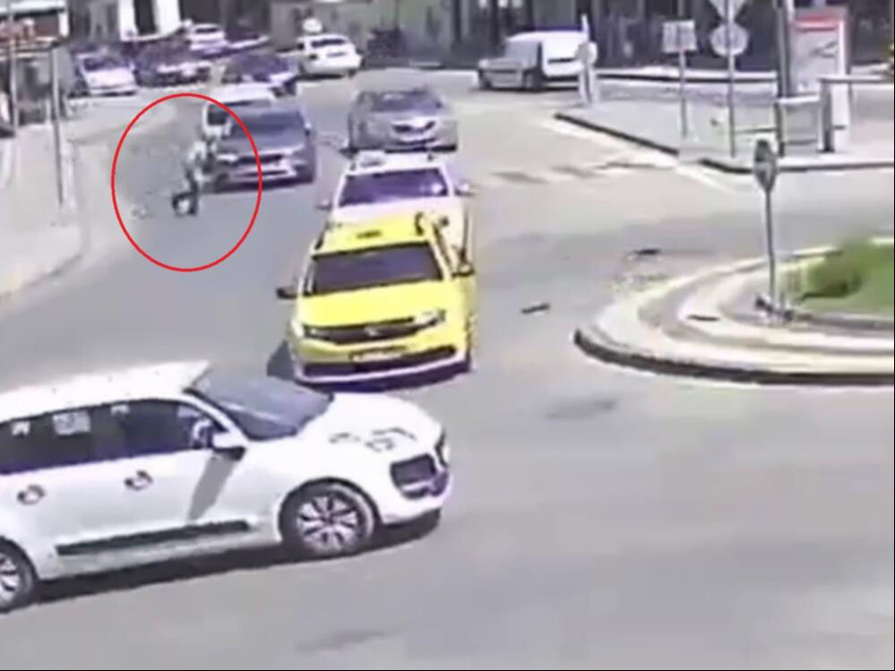 Aracın çarpmasıyla savruldu, yoluna devam etti! Herkesi şaşkına çeviren kaza kamerada - 1. Resim