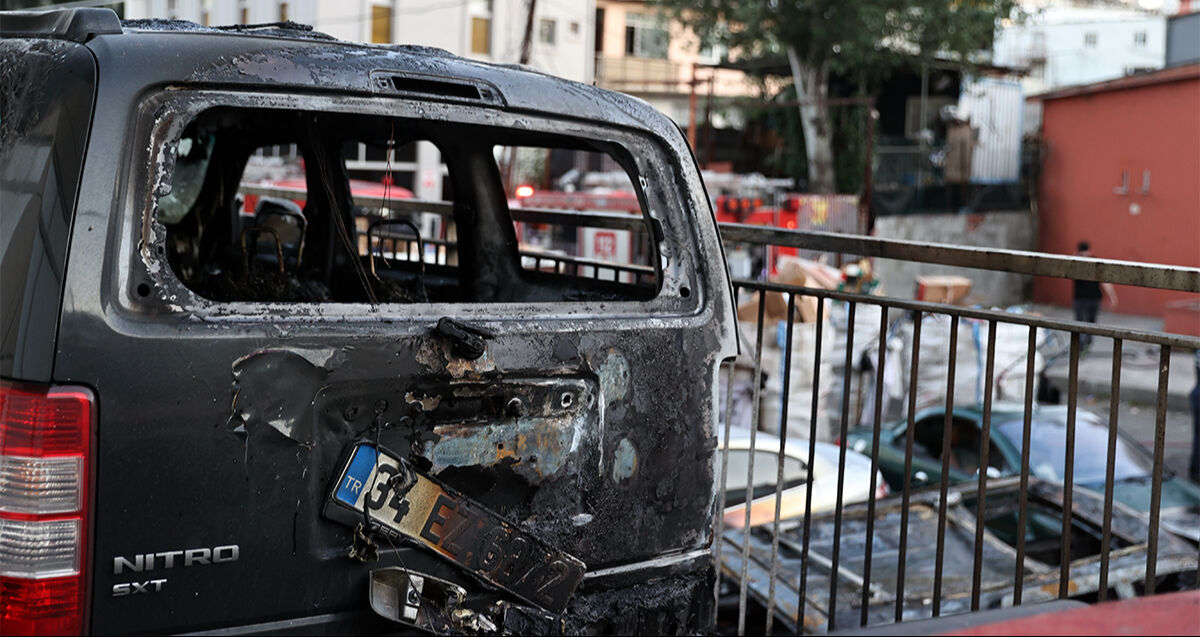 Ataşehir'de sanayi sitesinde yangın: Park halindeki araçlar küle döndü! - 2. Resim