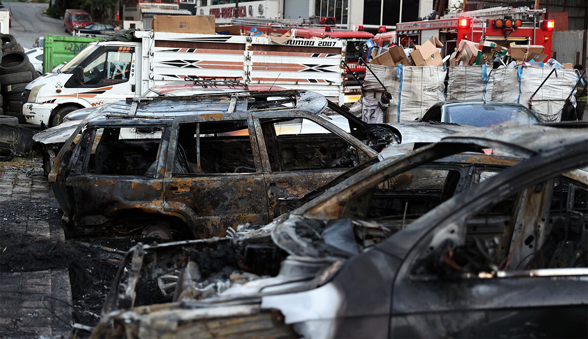 Ataşehir'de sanayi sitesinde yangın: Park halindeki araçlar küle döndü! - 1. Resim