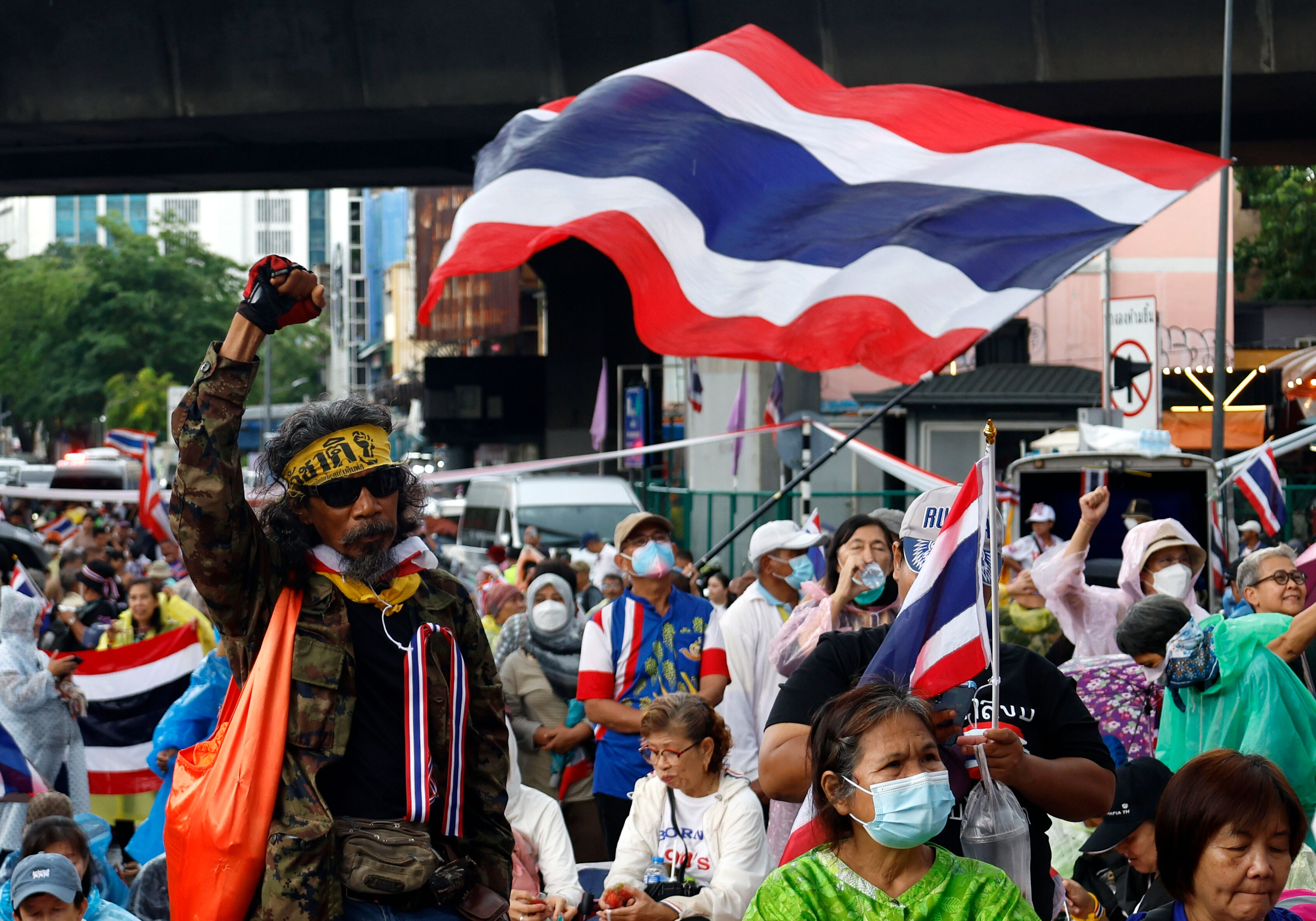 Başbakanı istifaya &ccedil;ağırdılar! Binlerce kişi meydanlara d&ouml;k&uuml;ld&uuml;, sebebi ise şoke etti - 4. Resim