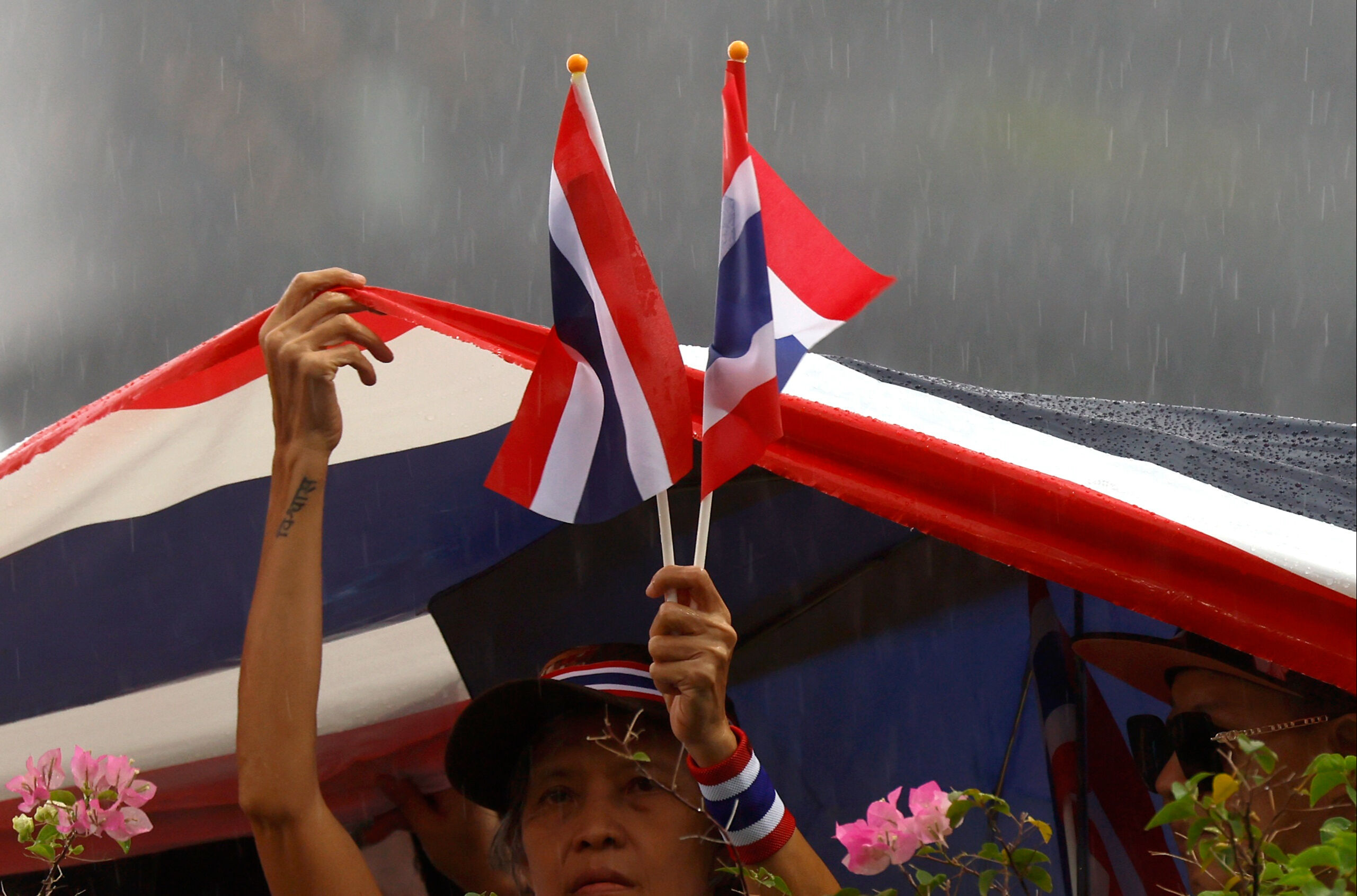 Başbakanı istifaya &ccedil;ağırdılar! Binlerce kişi meydanlara d&ouml;k&uuml;ld&uuml;, sebebi ise şoke etti - 1. Resim