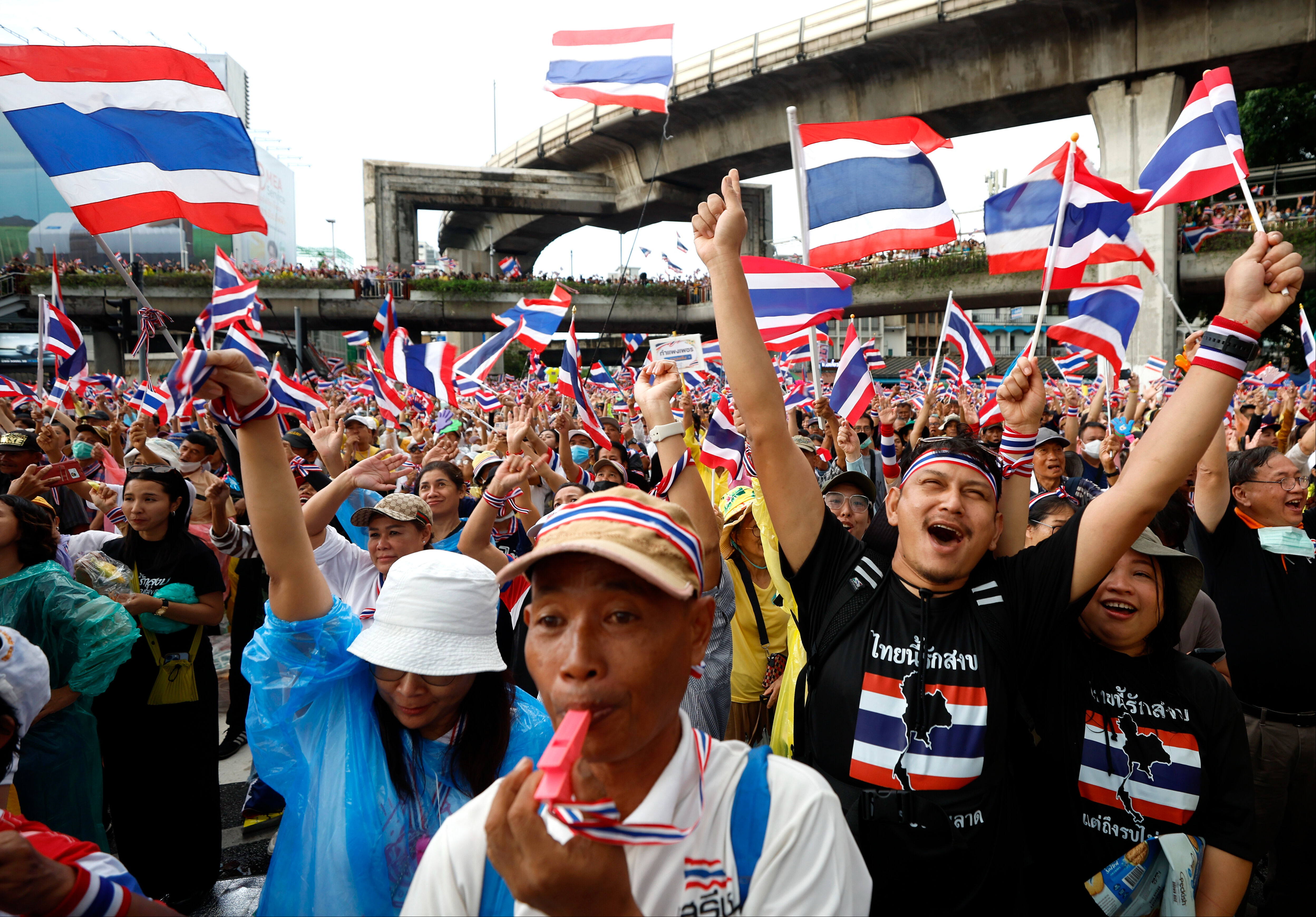 Başbakanı istifaya &ccedil;ağırdılar! Binlerce kişi meydanlara d&ouml;k&uuml;ld&uuml;, sebebi ise şoke etti - 3. Resim