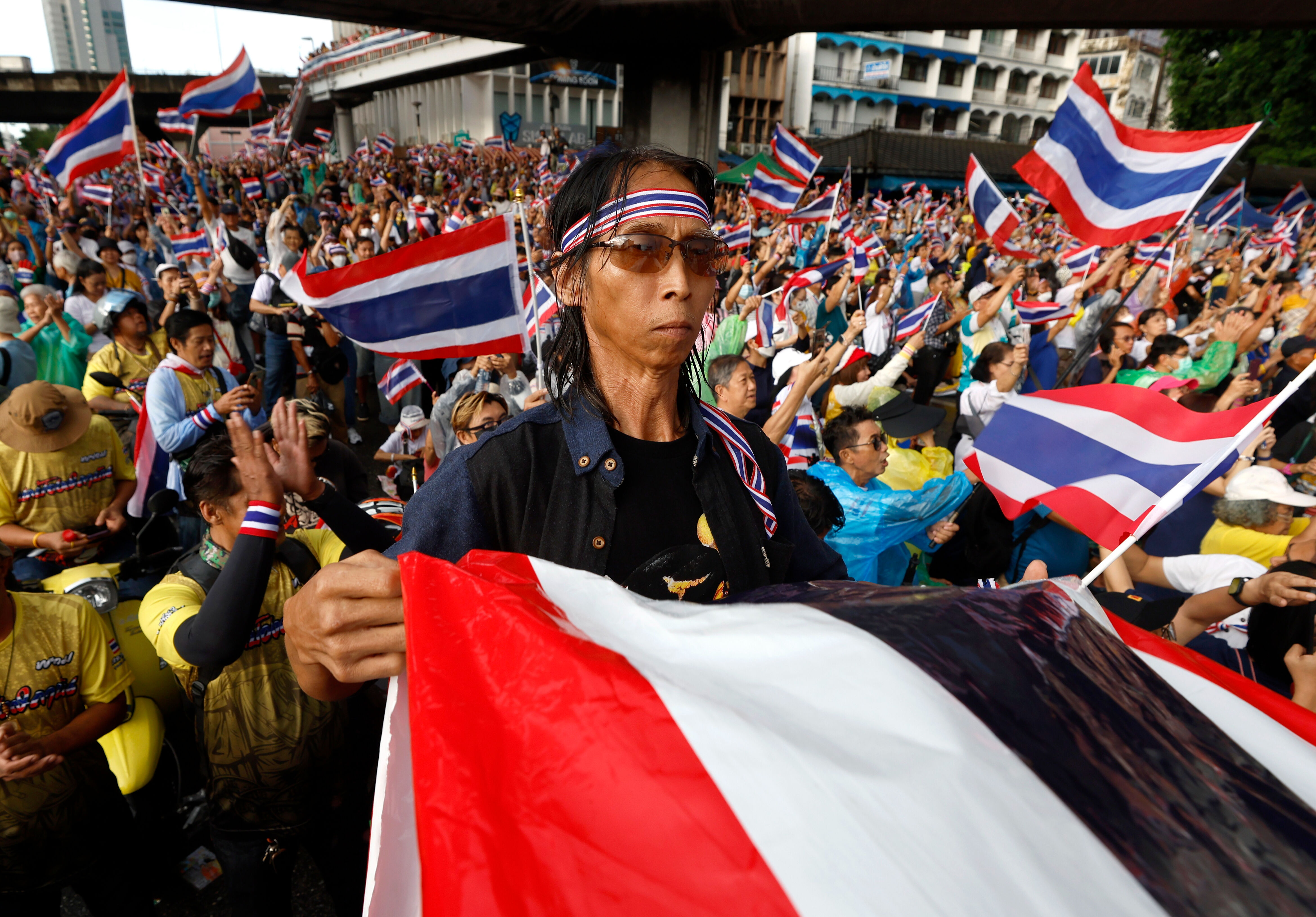 Başbakanı istifaya &ccedil;ağırdılar! Binlerce kişi meydanlara d&ouml;k&uuml;ld&uuml;, sebebi ise şoke etti - 2. Resim