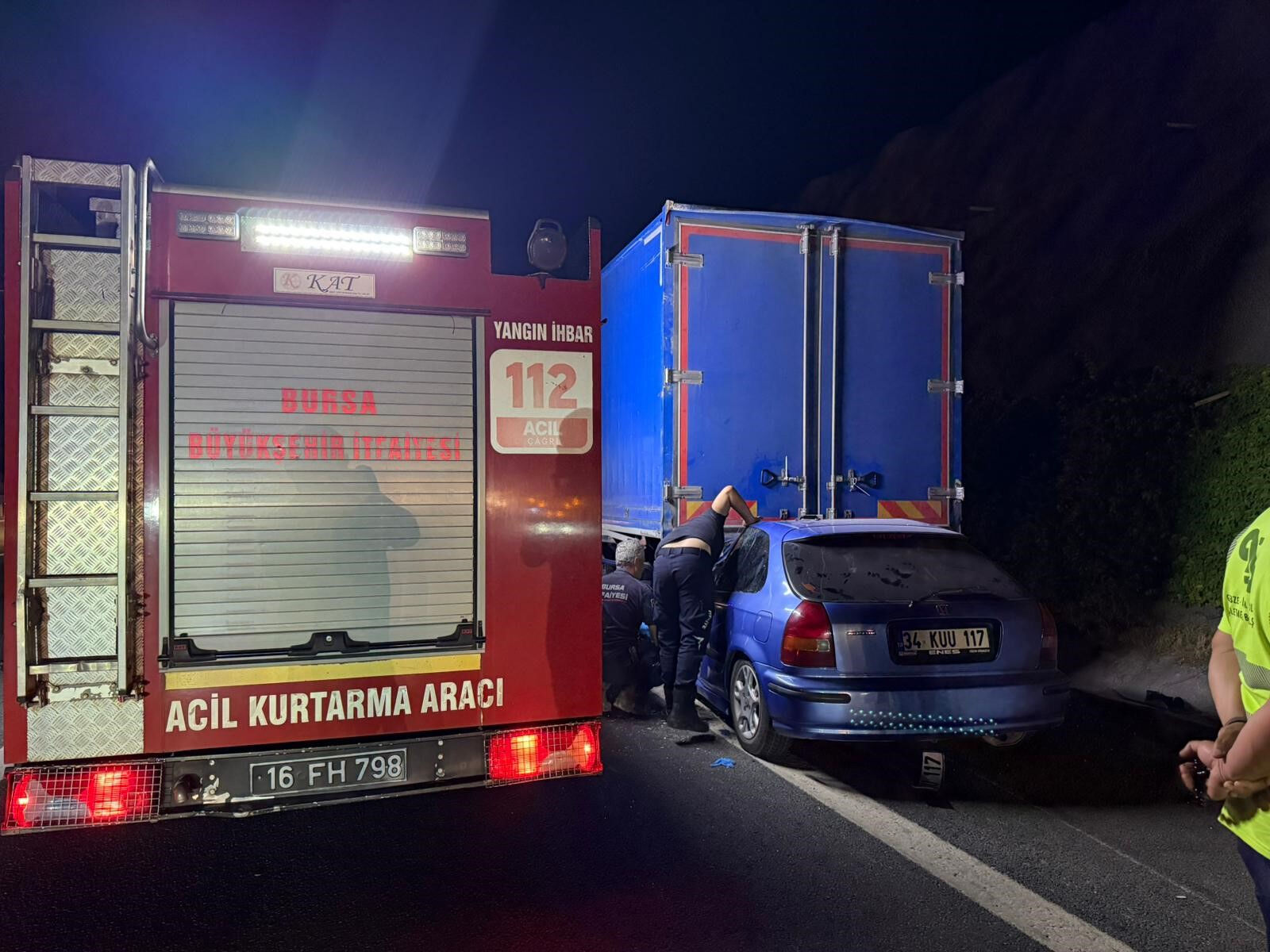 Bursa'da otomobil kamyonun altına girdi! 1 ölü, 1 ağır yaralı - 1. Resim