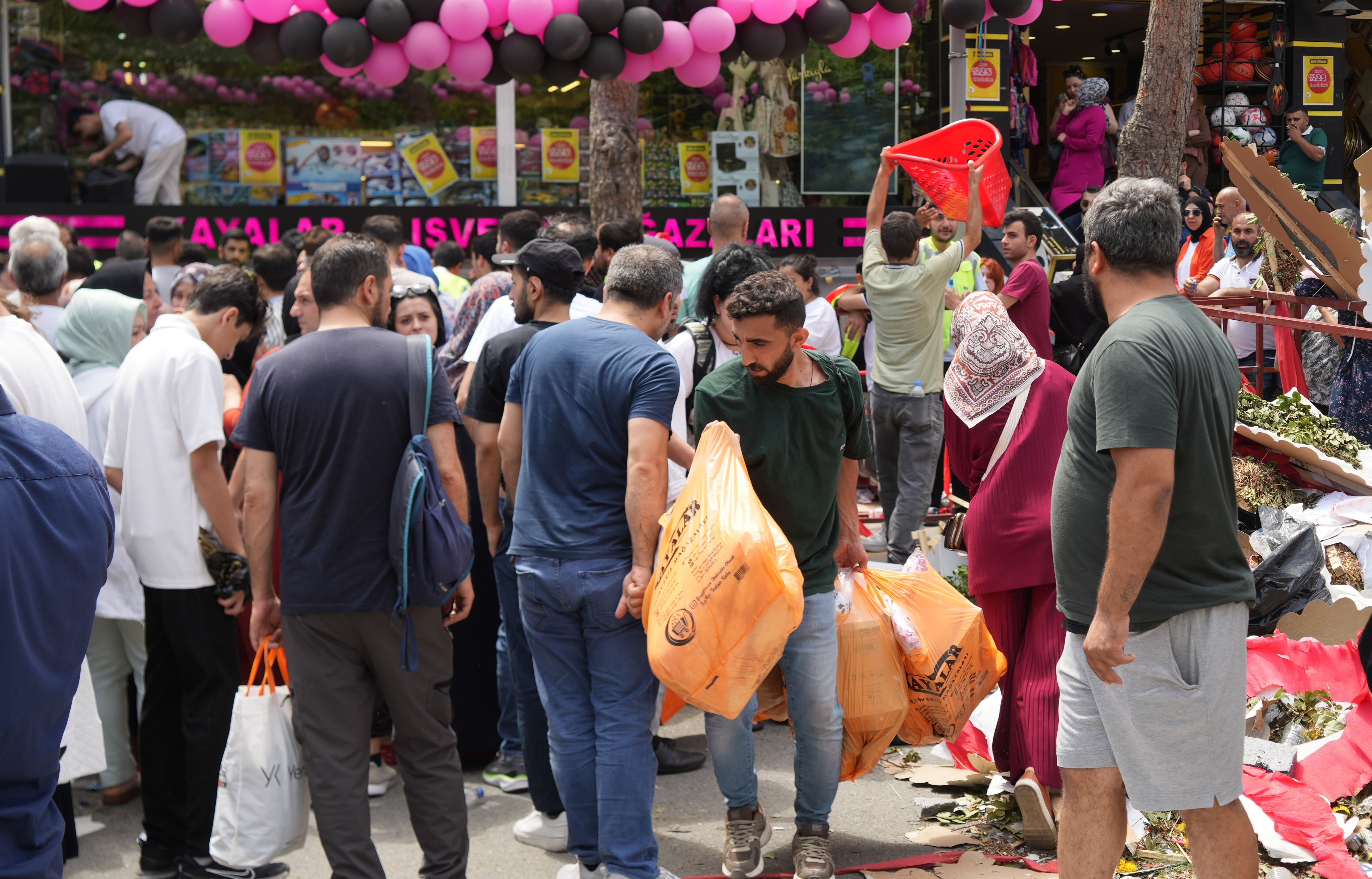 Fiyatları duyan çıldırdı, izdiham yaşandı! İndirim aşkına hastanelik oldular - 1. Resim