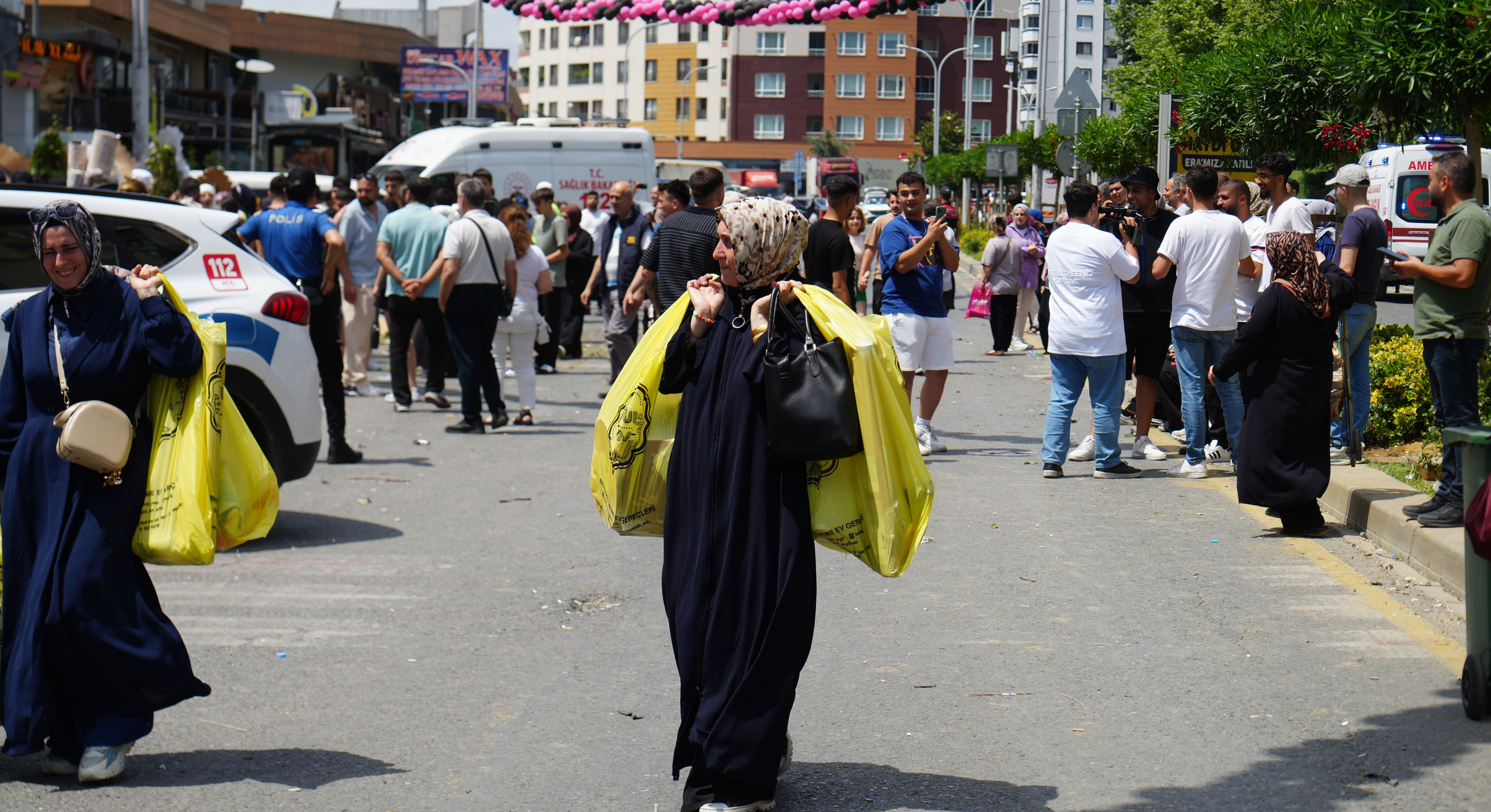 Fiyatları duyan çıldırdı, izdiham yaşandı! İndirim aşkına hastanelik oldular - 3. Resim