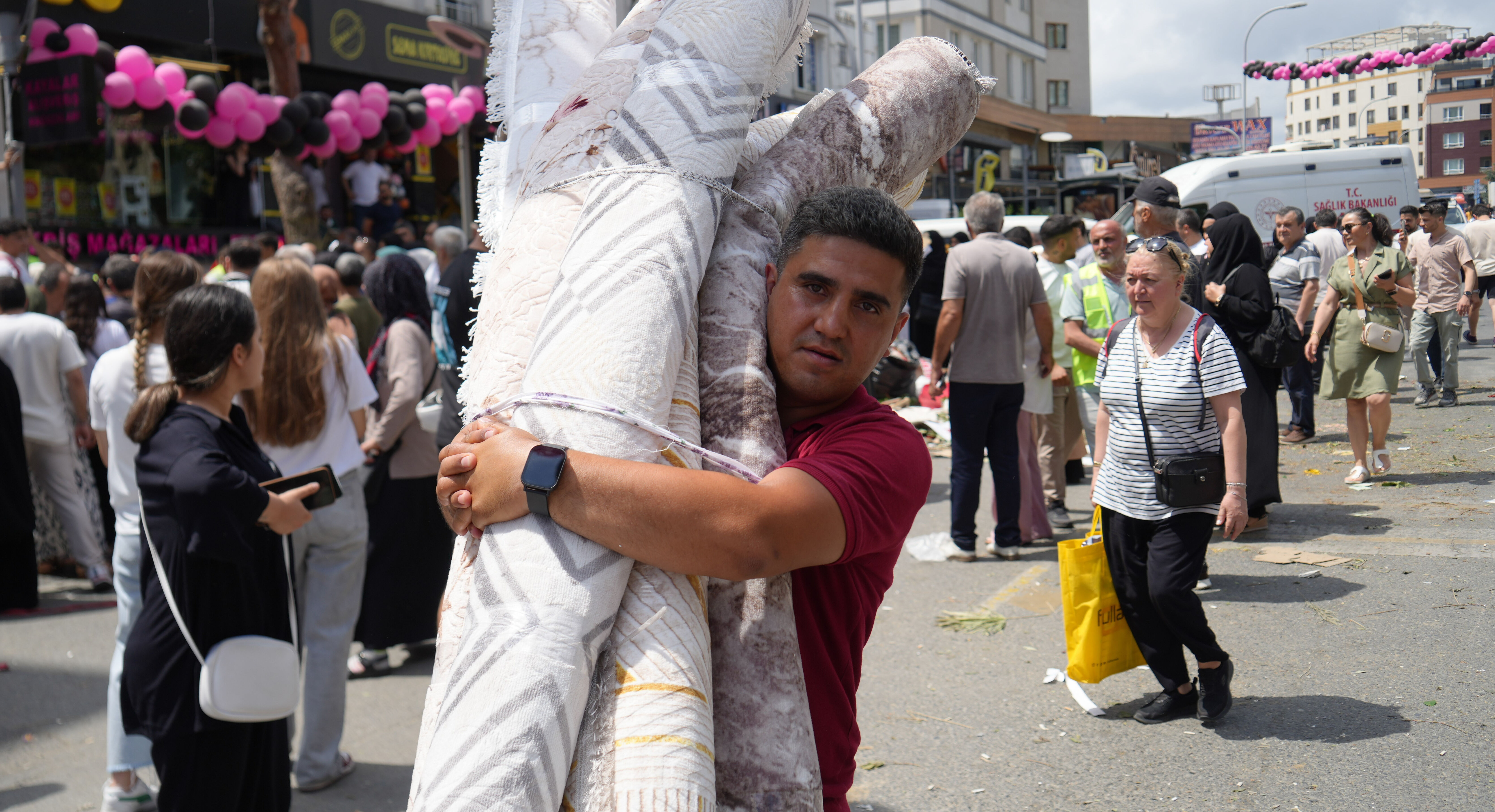 Fiyatları duyan çıldırdı, izdiham yaşandı! İndirim aşkına hastanelik oldular - 2. Resim