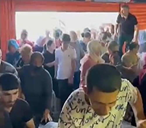 İndirim var dendi, mağaza önü bir haberle doldu taştı! Kalabalık adeta hücum etti - 1. Resim