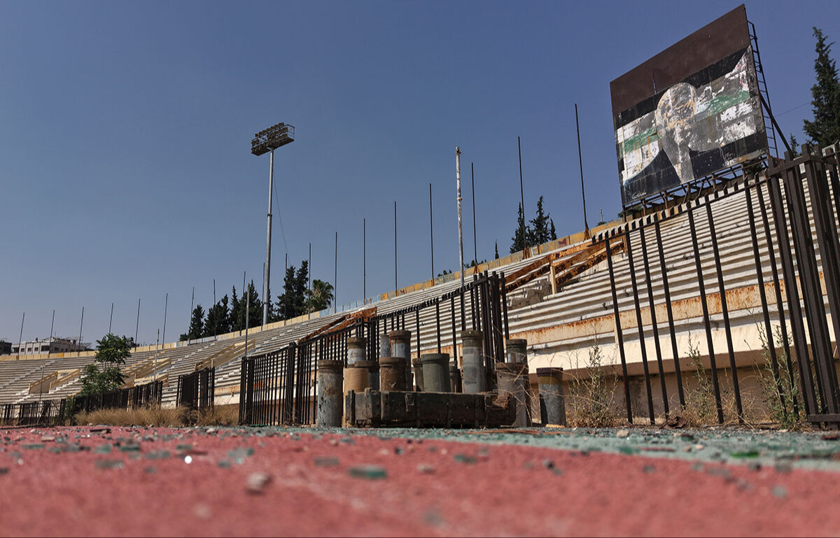 Masumlar buradan bombalandı! Yüzlerce maça şahitlik eden tarihi stadyumun son hali dikkat çekti - 9. Resim