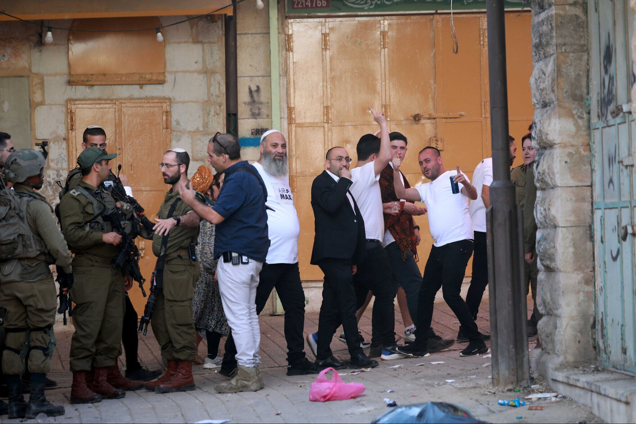 Yerleşimciler İsrail askerlerini boğmaya çalıştı, 