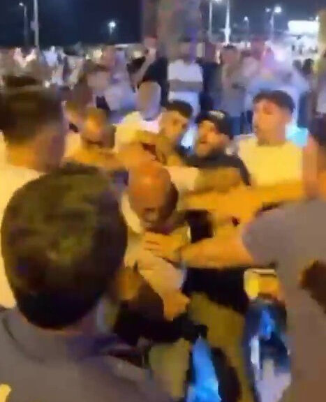 Zabıtayla seyyar satıcıların kavgasında ortalık savaş alanına döndü - 1. Resim