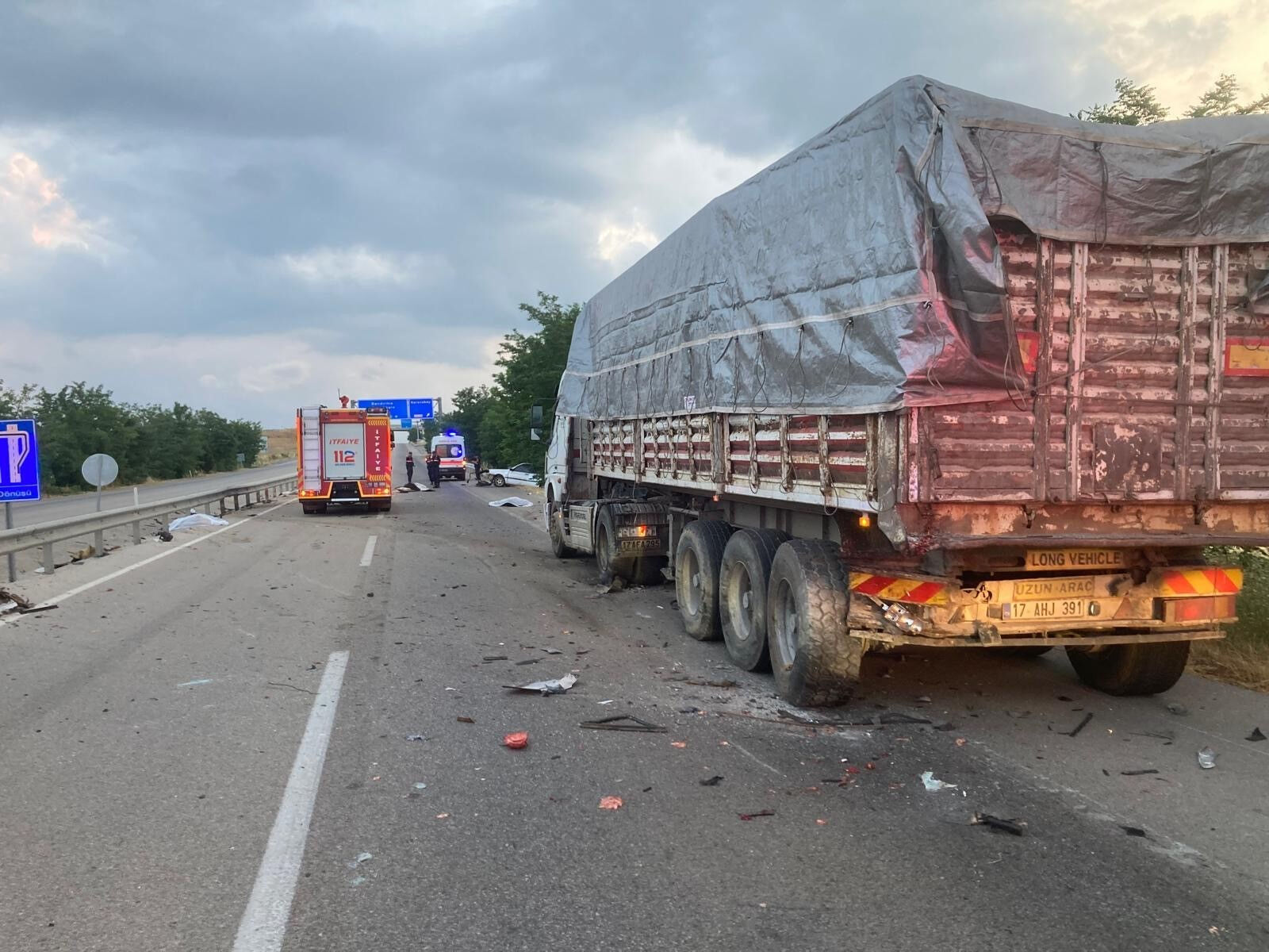 4 kişi feci şekilde can verdi! Susurluk'ta bir araç park halindeki TIR'a arkadan çarptı - 1. Resim