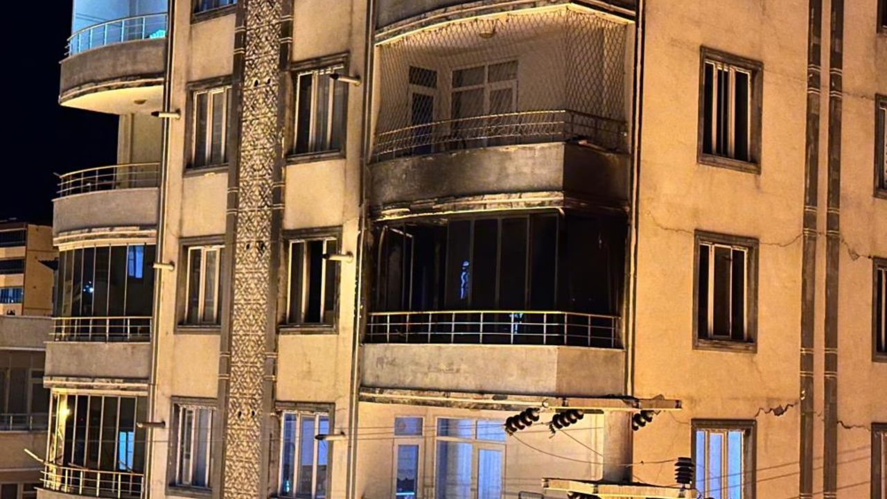 Adıyaman'da yangın paniği! İnsanlar apartmanda mahsur kaldı, itfaiye kurtardı Adıyaman'da yangın paniği! İnsanlar apartmanda mahsur kaldı, itfaiye kurtardı