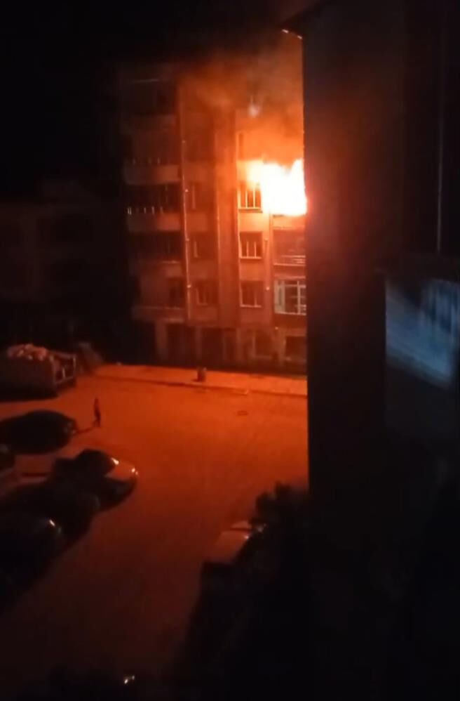 Adıyaman'da yangın paniği! İnsanlar apartmanda mahsur kaldı, itfaiye kurtardı - 2. Resim