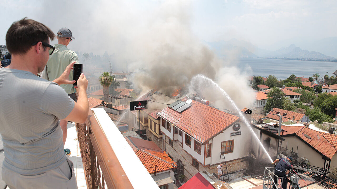 Antalya Kaleiçi'nde yangın! Ekipler müdahale ediyor - 1. Resim
