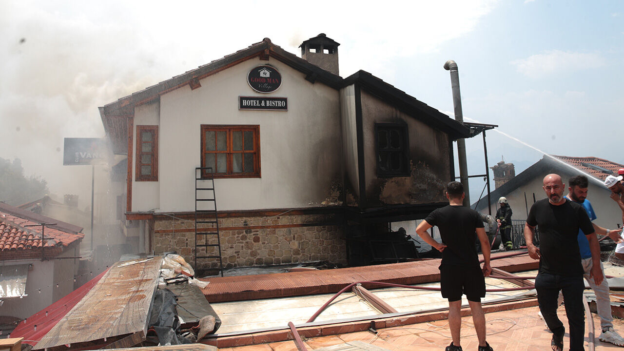 Antalya Kaleiçi'nde yangın! Ekipler müdahale ediyor - 2. Resim