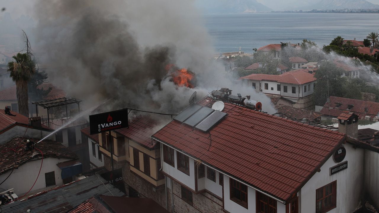 Antalya Kaleiçi'nde yangın! Vali Şahin: Yayılma ihtimali önlendi Antalya Kaleiçi'nde yangın! Vali Şahin: Yayılma ihtimali önlendi