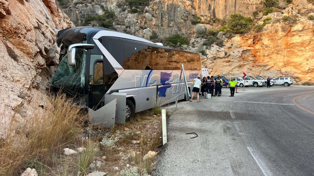 Antalya'da feci kaza! Yolcu otobüsü kayalıklara çarptı, bilanço ağır Antalya'da feci kaza! Yolcu otobüsü kayalıklara çarptı, bilanço ağır