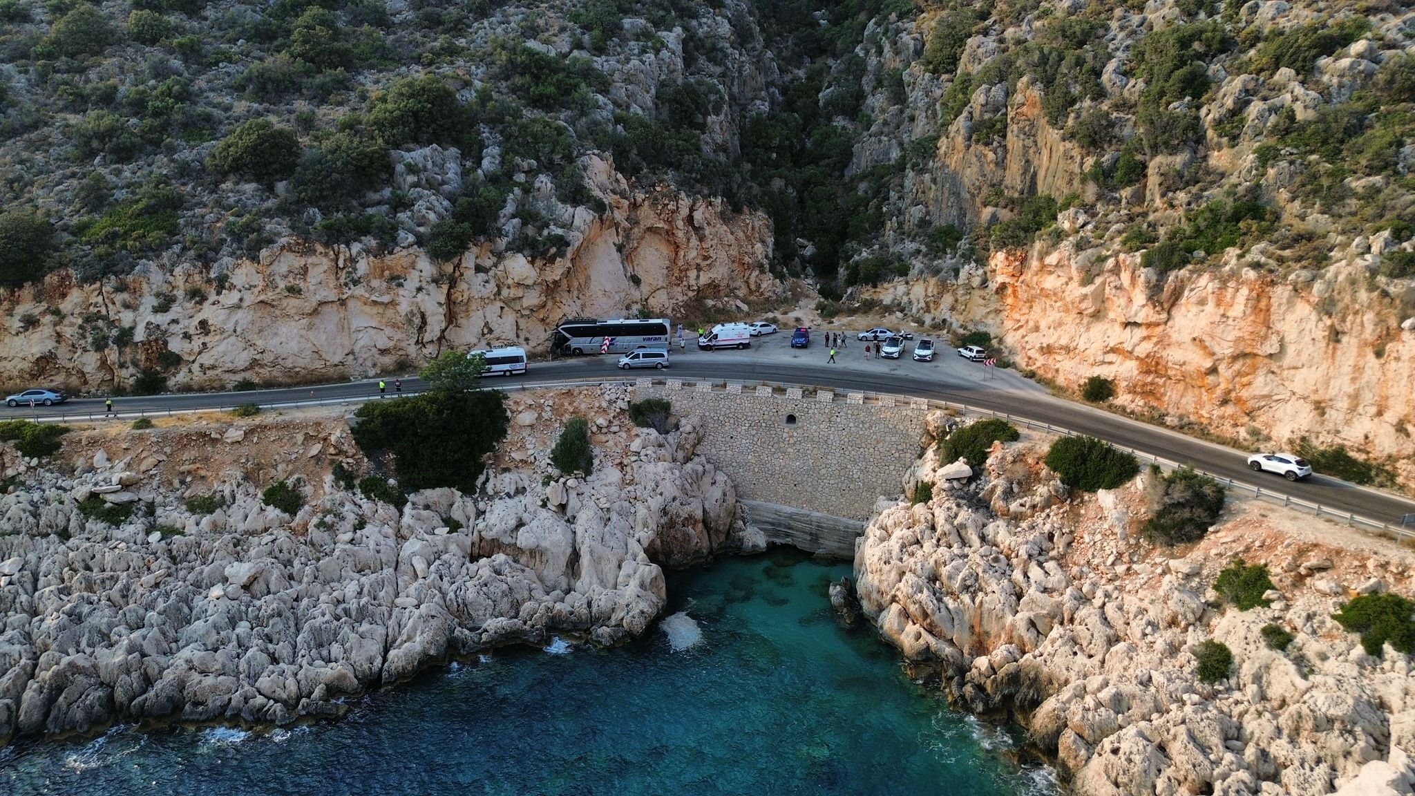 Antalya'da feci kaza! Yolcu otobüsü kayalıklara çarptı, bilanço ağır - 1. Resim