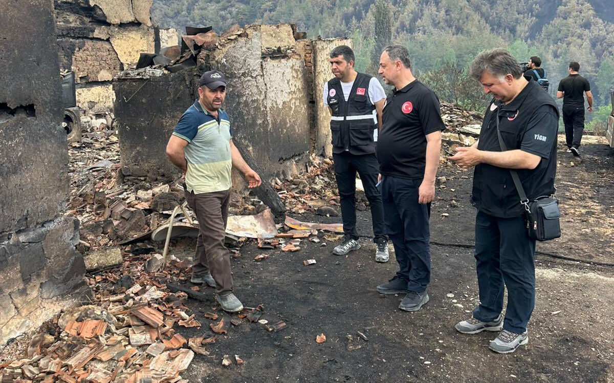 Bakan Kurum'dan 'orman yangını' açıklaması: 23'ü ev, 1'i cami 47 bina yıkıldı - 1. Resim