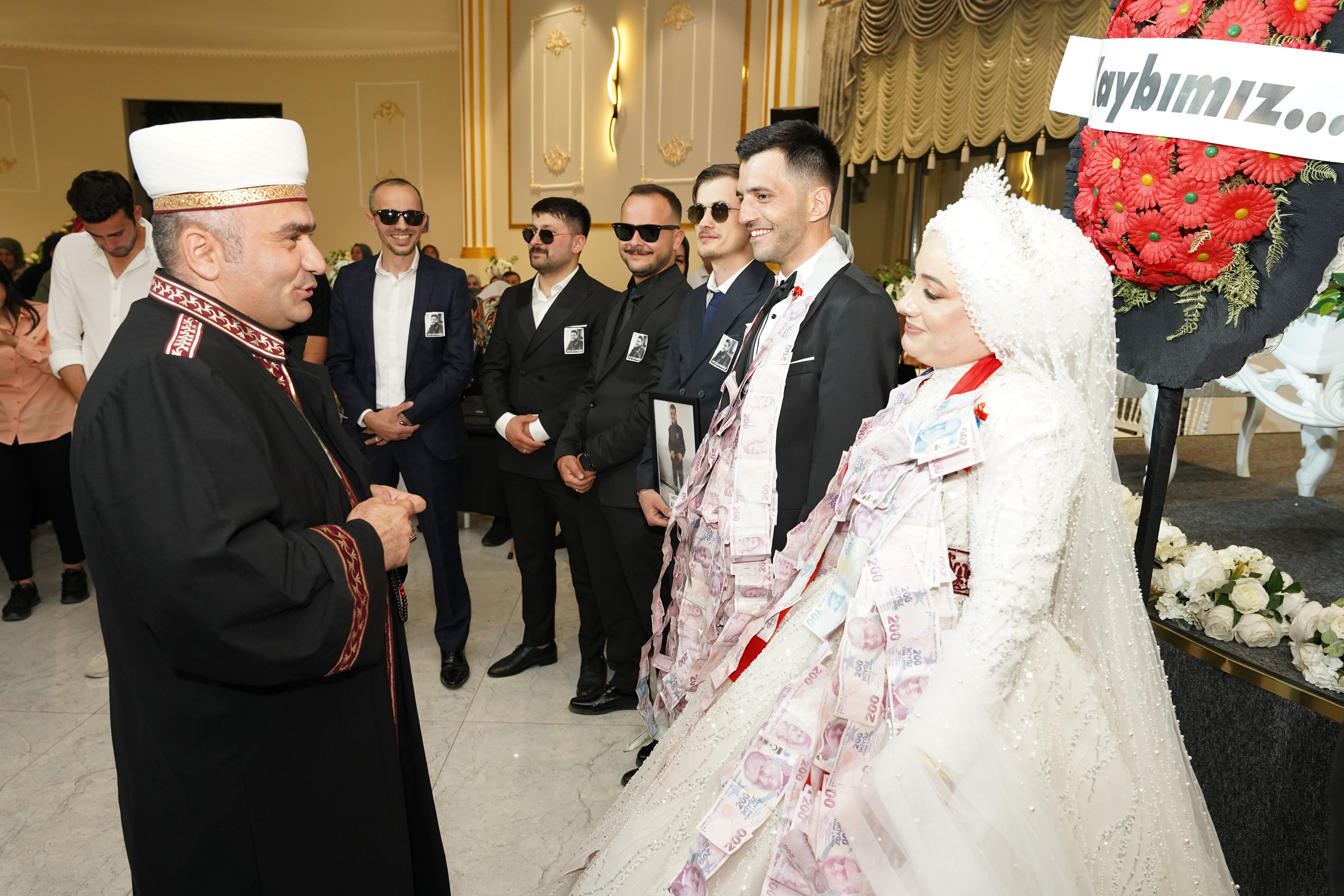 Gelin ve damat neye uğradığını şaşırdı! Salona imam ile girdiler - 1. Resim