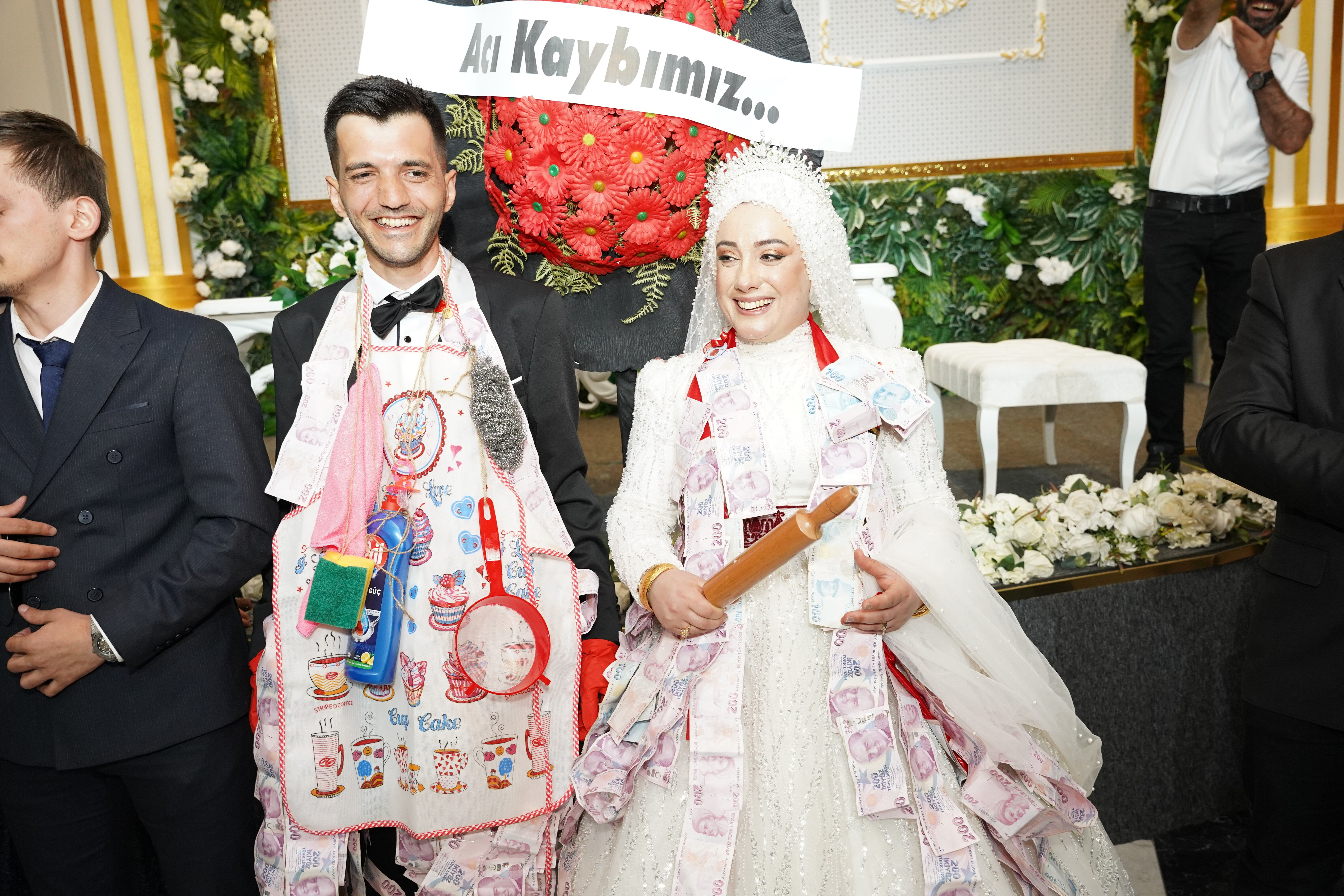 Gelin ve damat neye uğradığını şaşırdı! Salona imam ile girdiler - 2. Resim