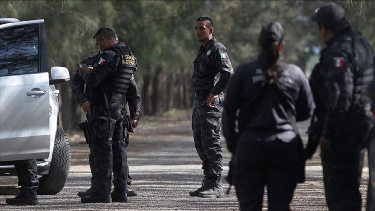 İhbar üzerine baskına giden polis, binada 60 ceset buldu! İhbar üzerine baskına giden polis, binada 60 ceset buldu!