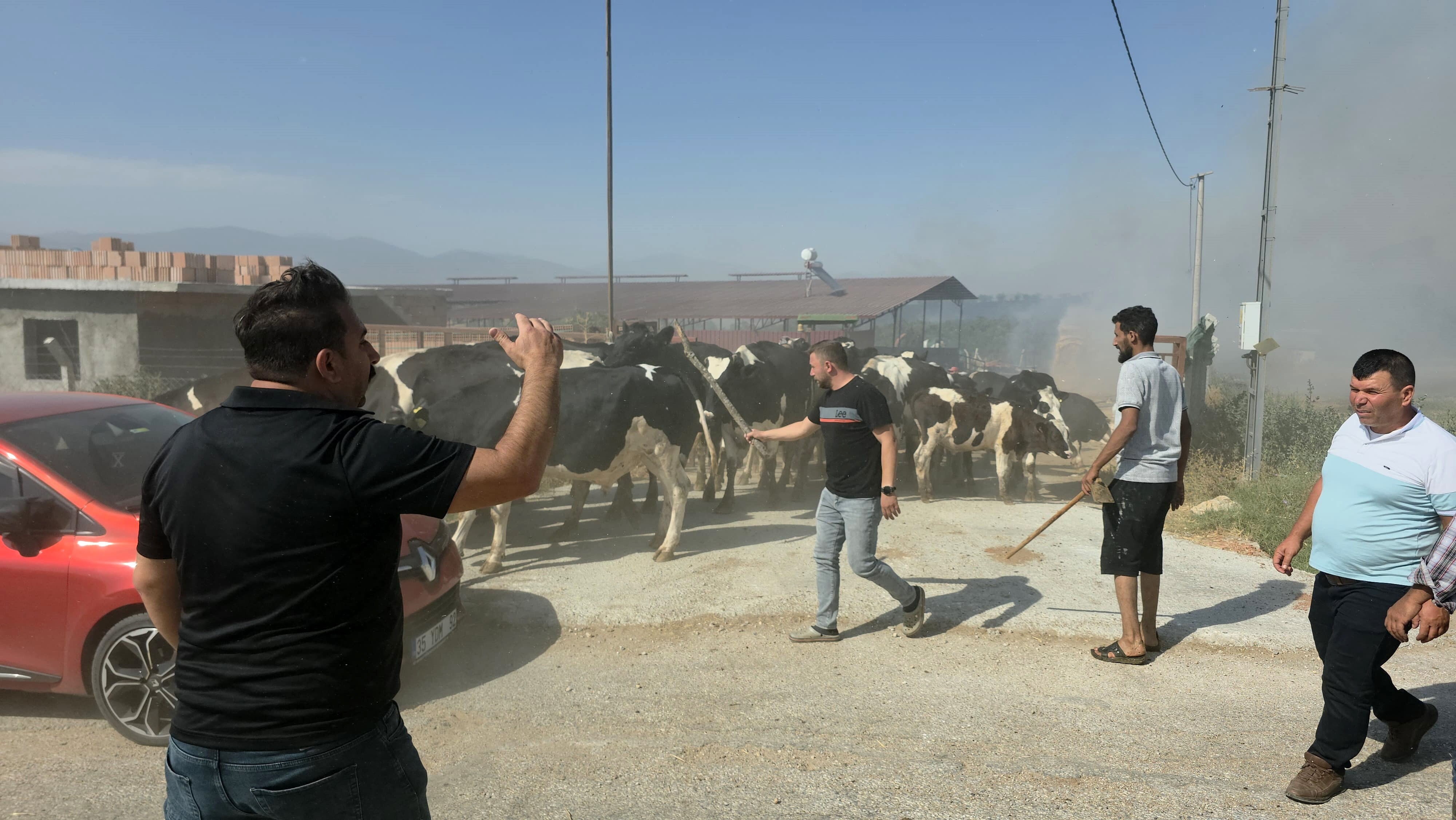 İzmir orman yangını... 18 uçak ve 10 helikopterle müdahale! Vatandaşlar tahliye ediliyor