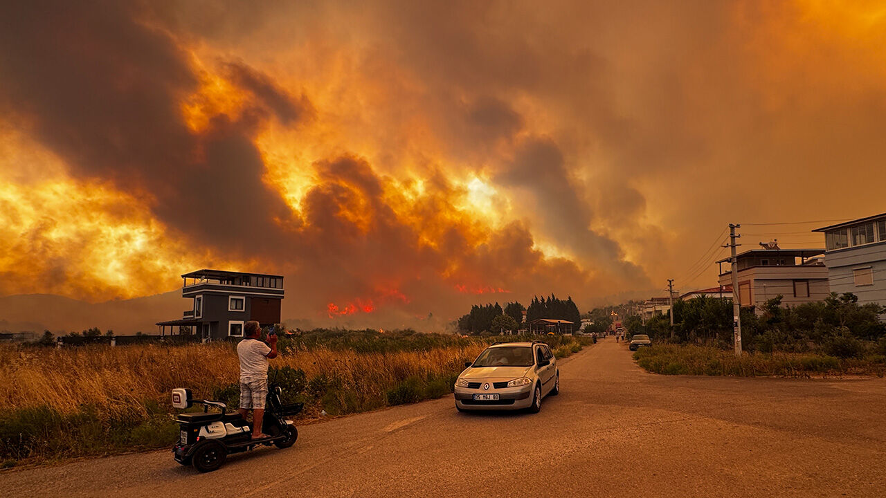 İzmir orman yangını... 18 uçak ve 10 helikopterle müdahale! Vatandaşlar tahliye ediliyor