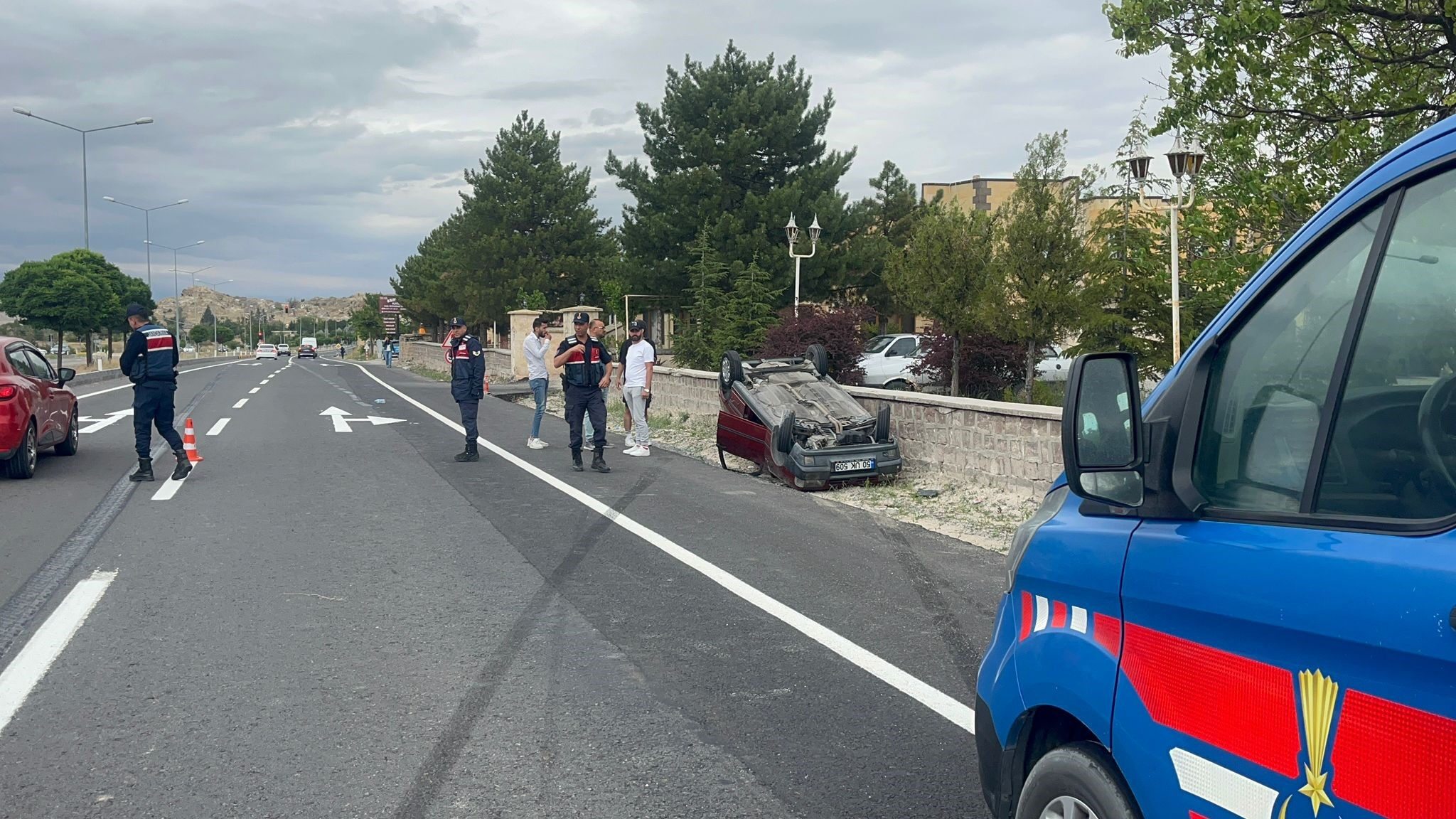 Kediye çarpmayayım derken takla attı... Sürücü hastanelik! - 1. Resim