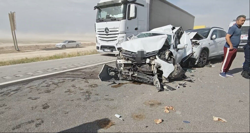 Kum fırtınası bir anda bastırdı, göz gözü görmedi! 5 araç birbirine girdi, 11 kişi yaralandı - 1. Resim