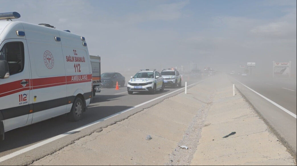 Kum fırtınası bir anda bastırdı, göz gözü görmedi! 5 araç birbirine girdi, 11 kişi yaralandı - 2. Resim