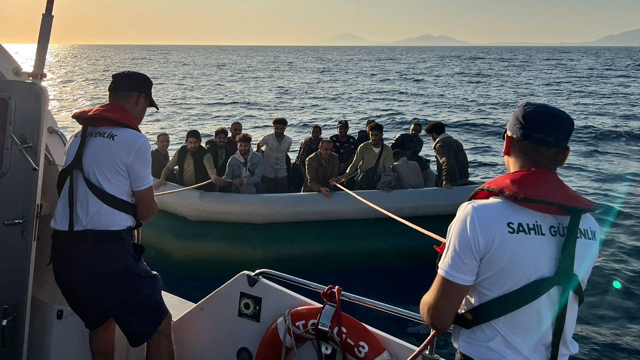 Muğla açıklarında sürüklenen bottaki düzensiz göçmenler kurtarıldı Muğla açıklarında sürüklenen bottaki düzensiz göçmenler kurtarıldı