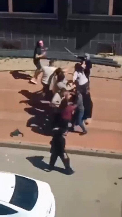 Önce çocuklar sonra aileler kavga etti! Saç saça baş başa birbirine girdiler - 1. Resim