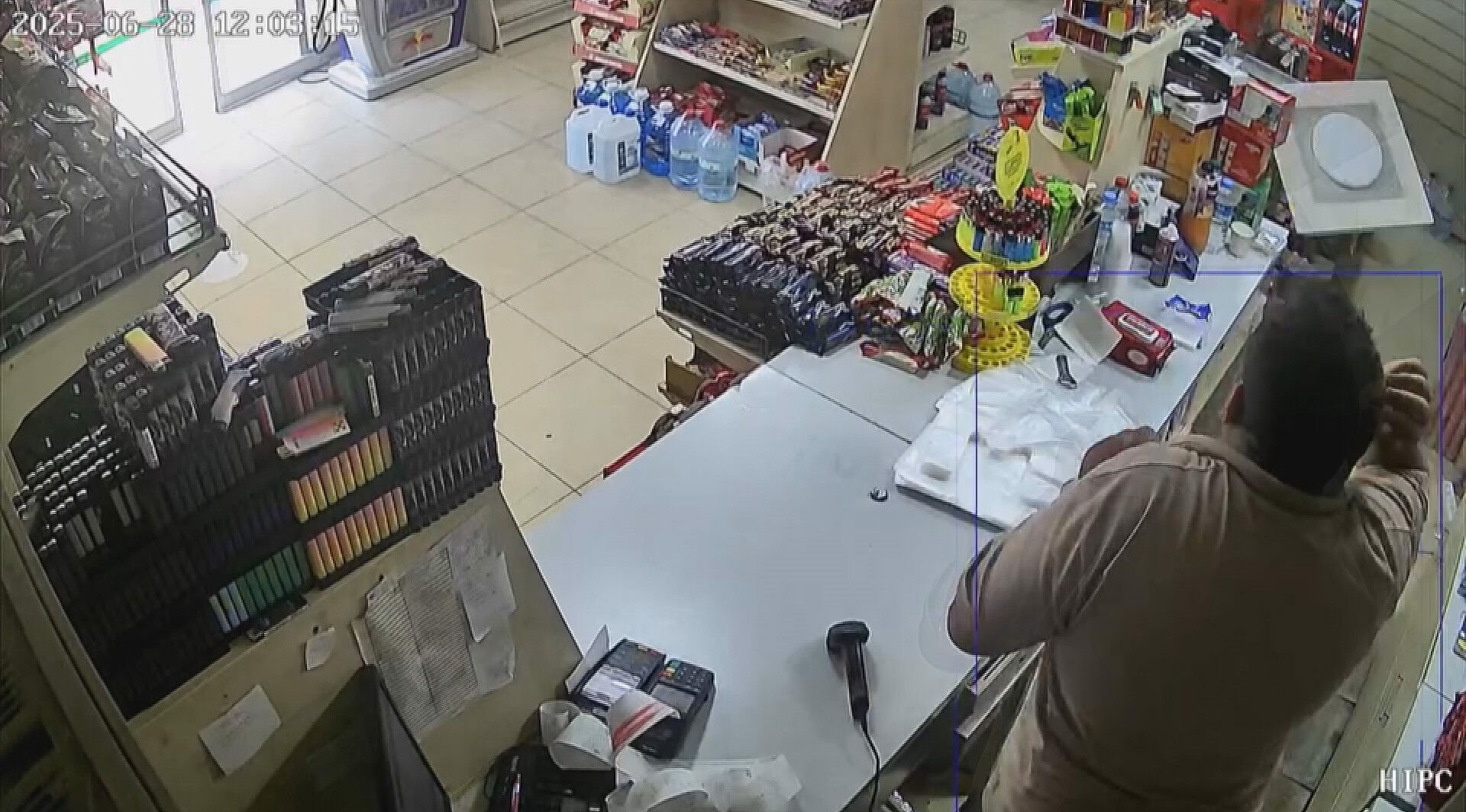 Sesi duyan kendini sokağa attı, deprem oluyor sandı! Gerçek sonradan ortaya çıktı - 1. Resim