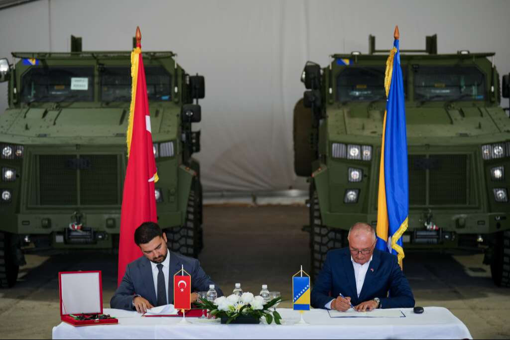 Türkiye’den Bosna’ya sürpriz destek! Kirpi II zırhlıları ve Bayraktar TB2 hibe edildi - 2. Resim