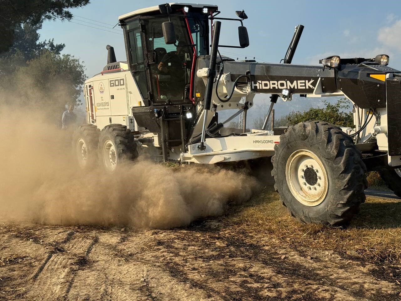 Adana'da yangına karşı çiftçilerden sıra dışı yöntem! Hayvanlarını korumak için traktörle bunu yaptılar - 2. Resim