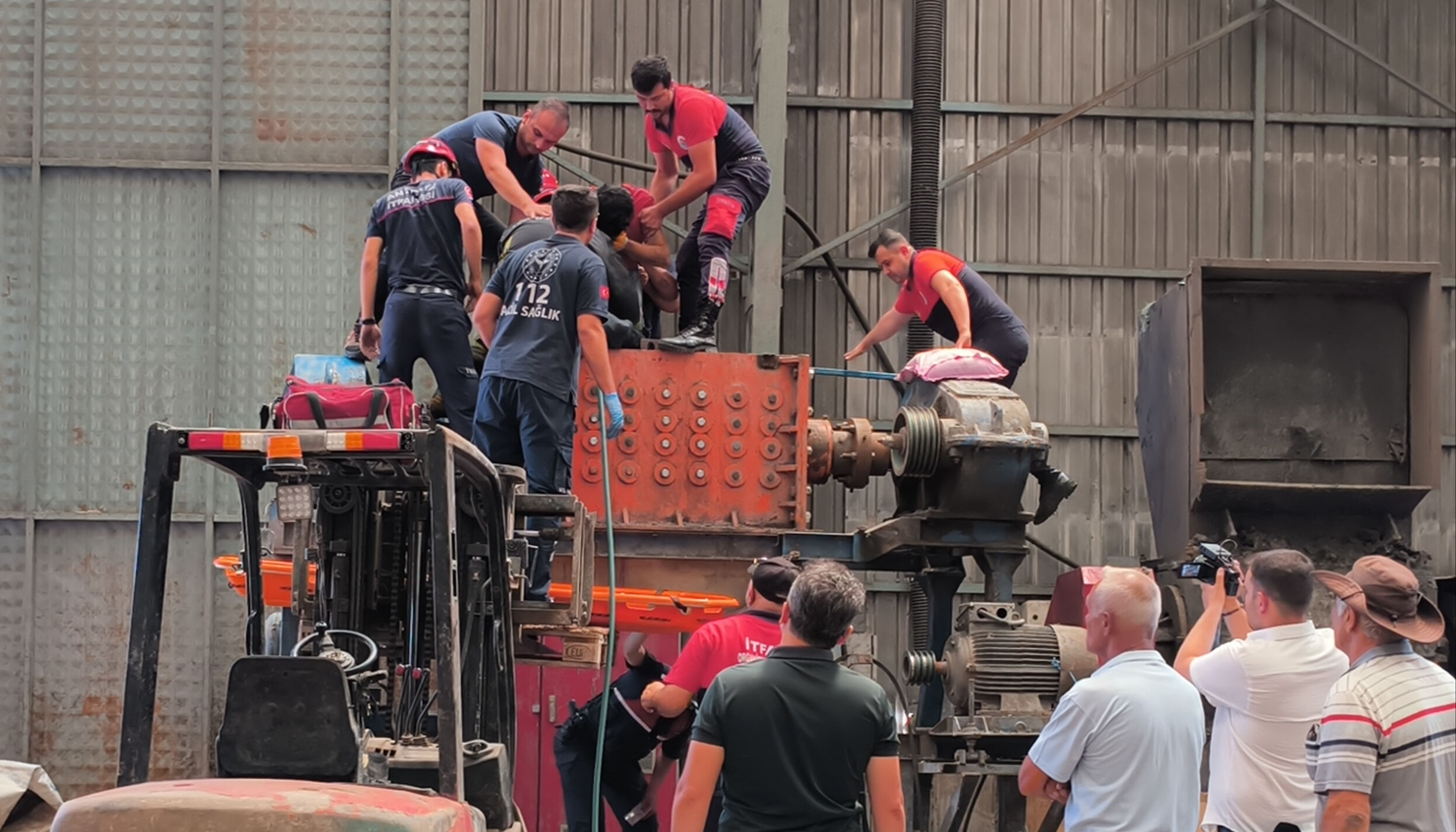 Atık öğüten makineye düştü, bacakları koptu! Geri dönüşüm tesisinde feci olay - 1. Resim