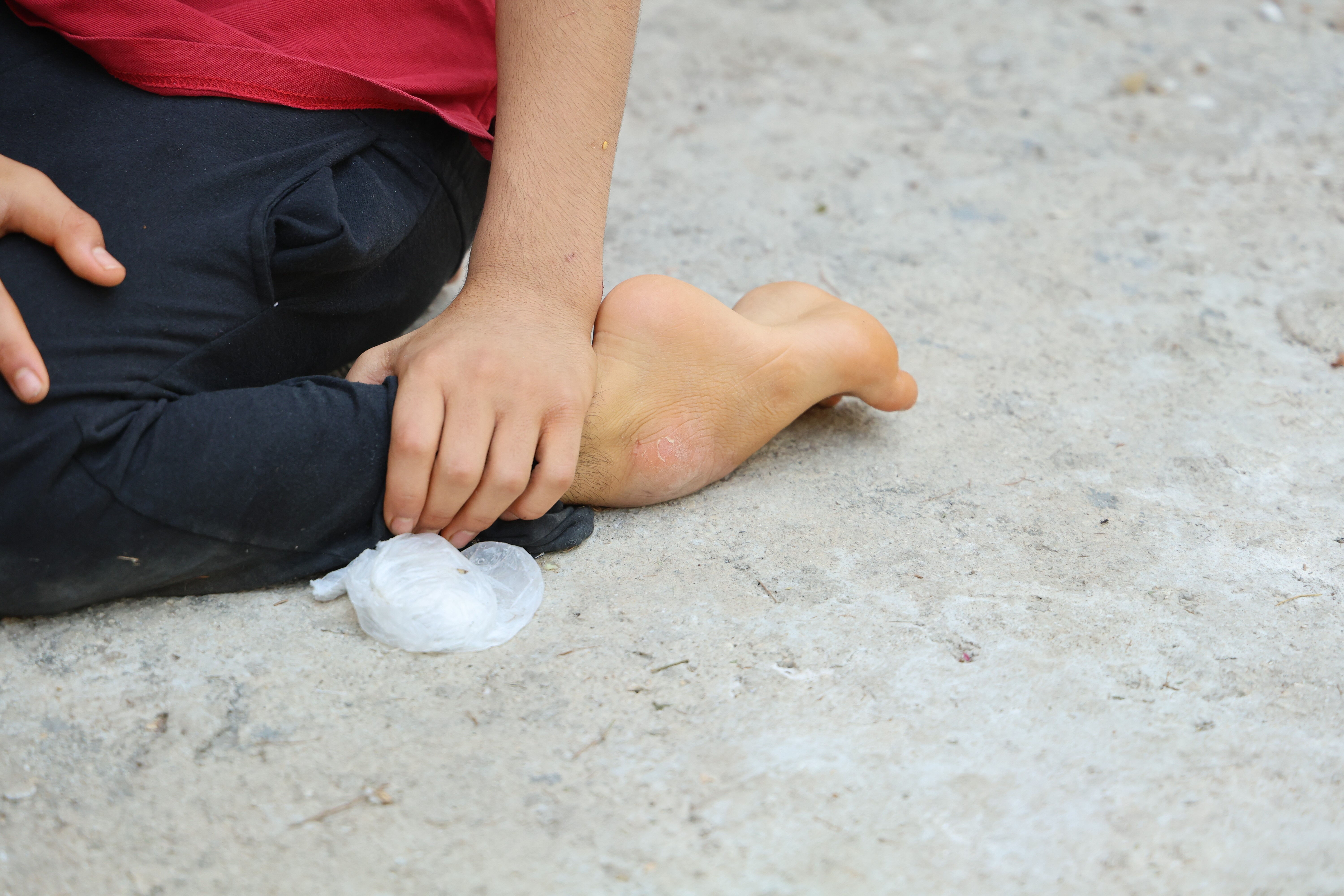 Bir sandalyeye göz diken vicdan! Enes şimdi sokakta emekliyor... - 1. Resim
