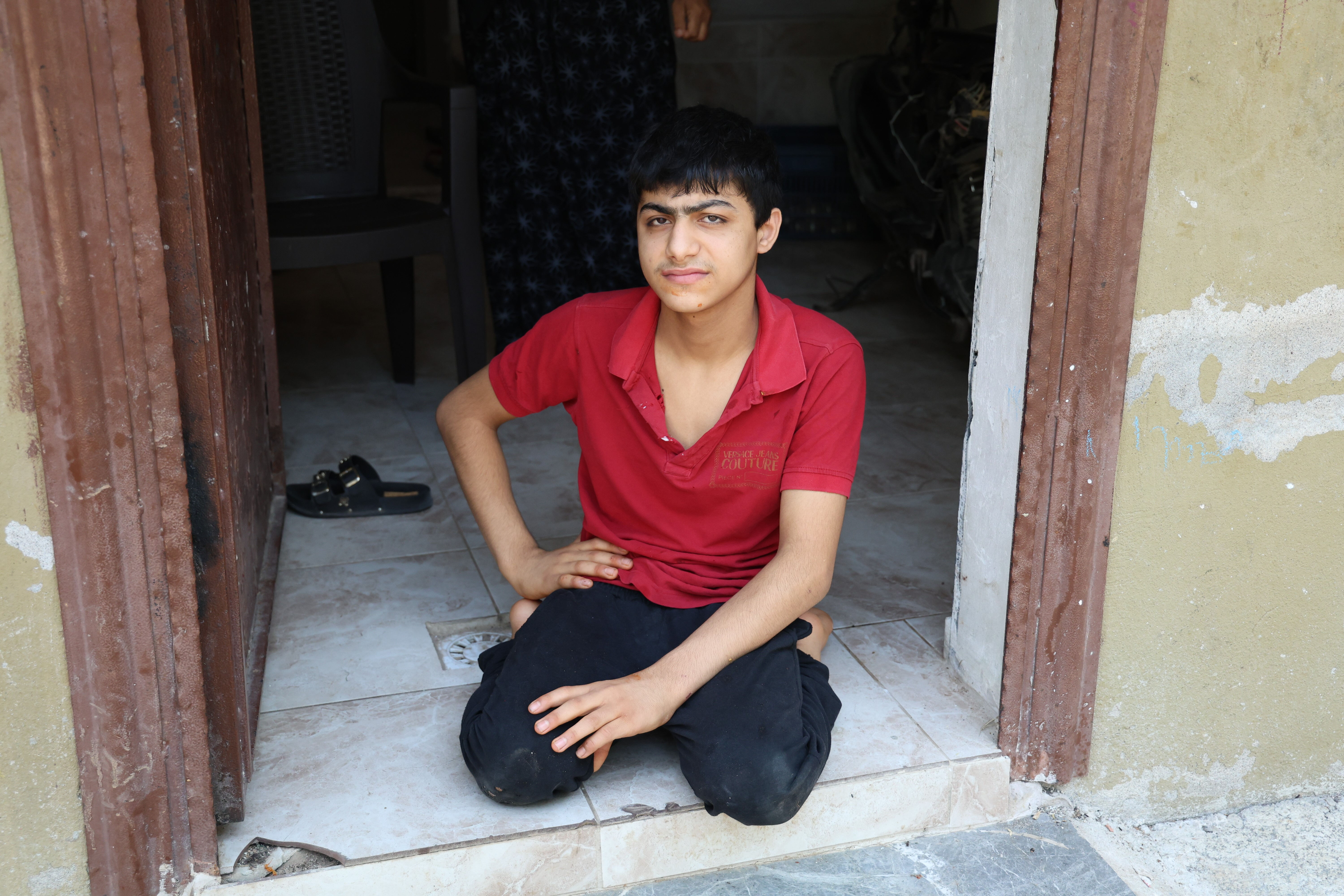 Bir sandalyeye göz diken vicdan! Enes şimdi sokakta emekliyor... - 3. Resim