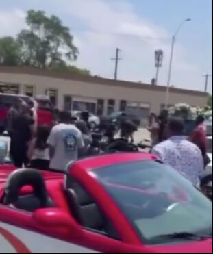 Bu da oldu! Gökten para yağdı, saniyeler içinde izdiham çıktı - 1. Resim