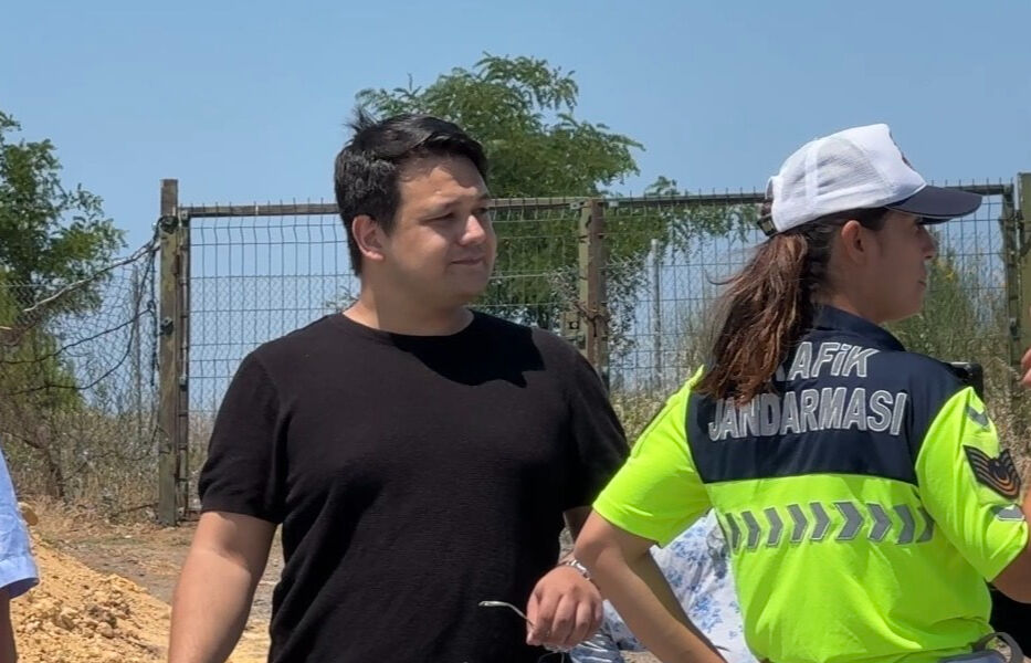 Burası İstanbul'un göbeği! 10 milyon lira değerindeki lüks araç küle döndü - 1. Resim