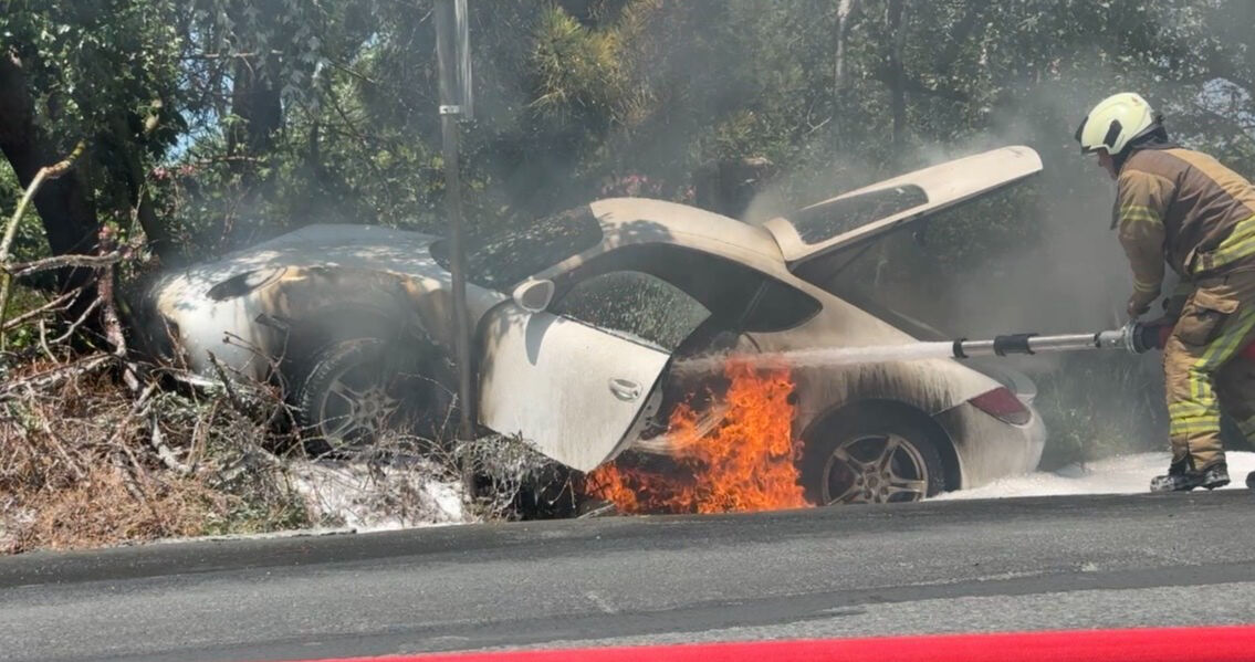 Burası İstanbul'un göbeği! 10 milyon lira değerindeki lüks araç küle döndü - 2. Resim