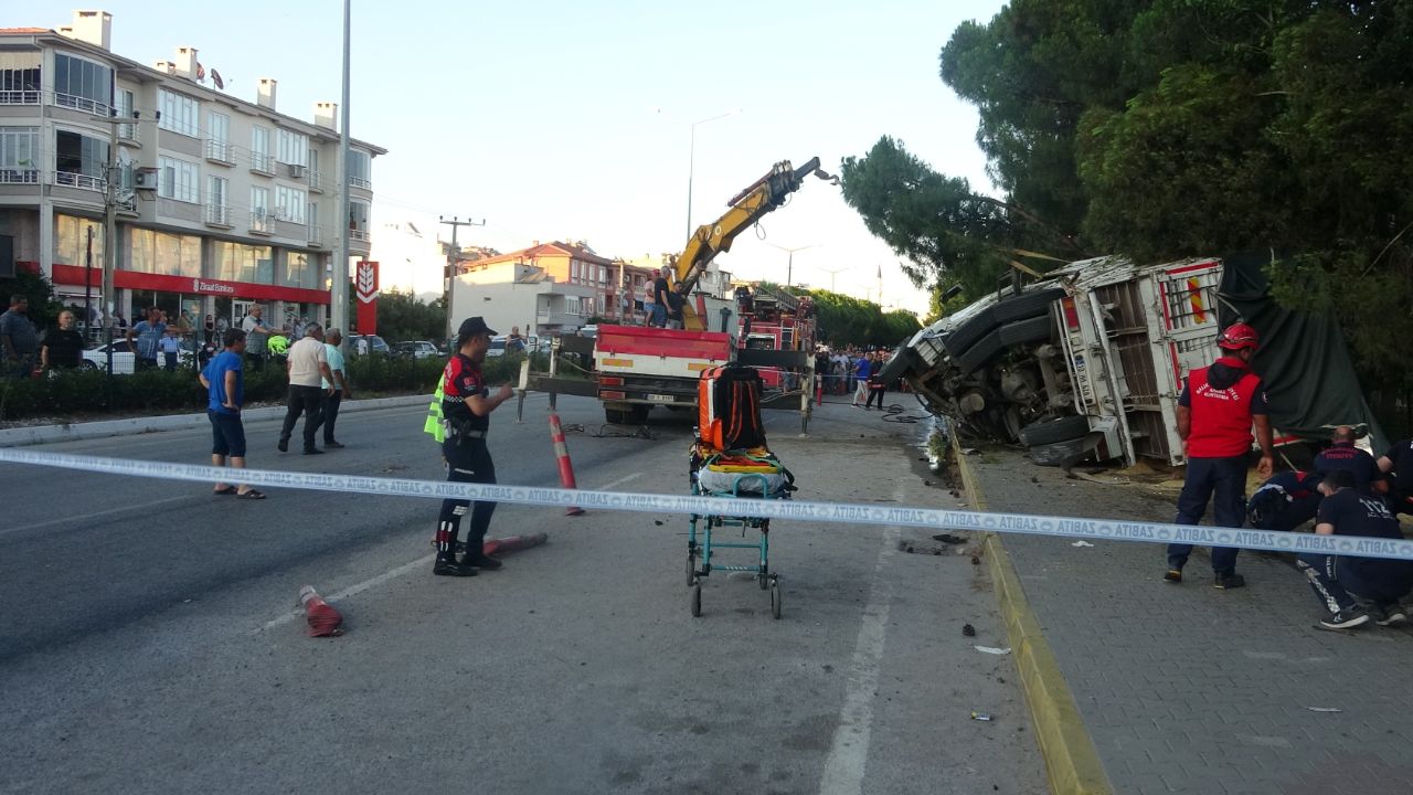 Çanakkale'de can pazarı! Freni patlayan kamyon ortalığı savaş alanına çevirdi Çanakkale'de can pazarı! Freni patlayan kamyon ortalığı savaş alanına çevirdi