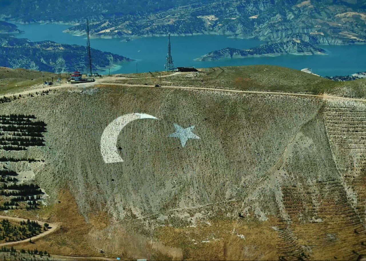 Dünyanın en büyüğü! Dev Türk bayrağı dağa ilmek ilme işleniyor - 3. Resim